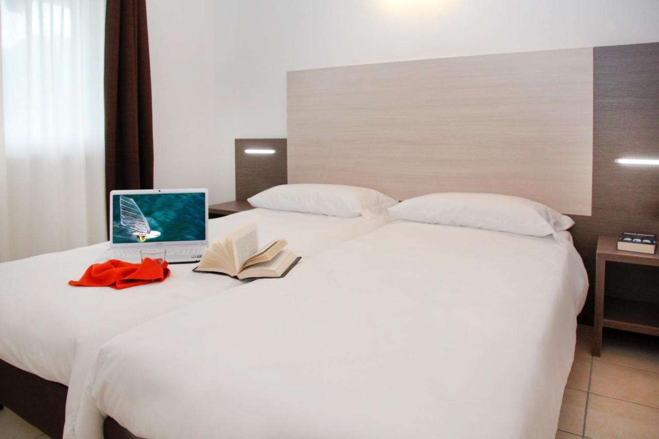 Residence Maroadi Torbole Sul Garda Habitación foto